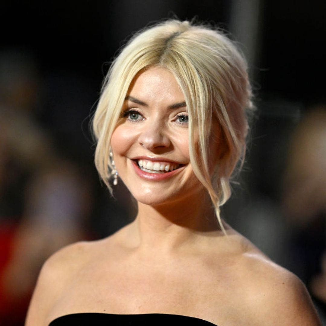 Holly Willoughby is a dream in her flirty & Other Stories mini dress