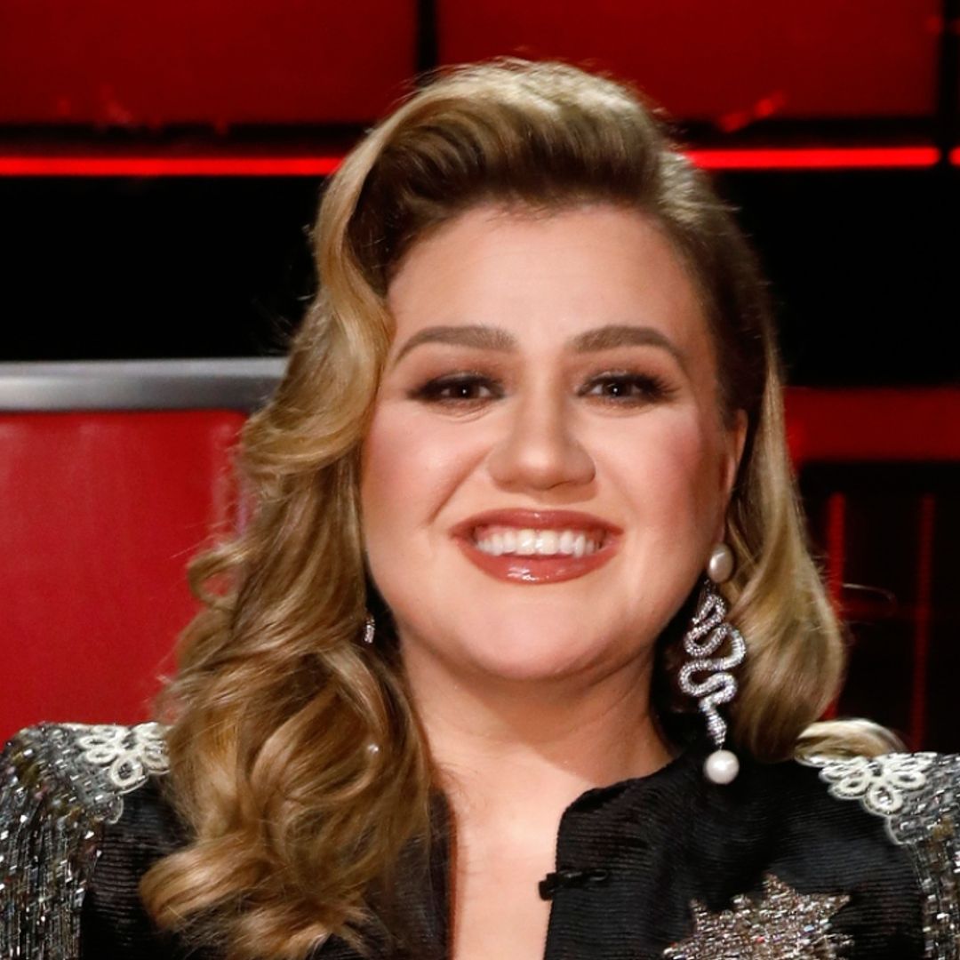 Kelly Clarkson announces wonderful festive news in regal sequined gown