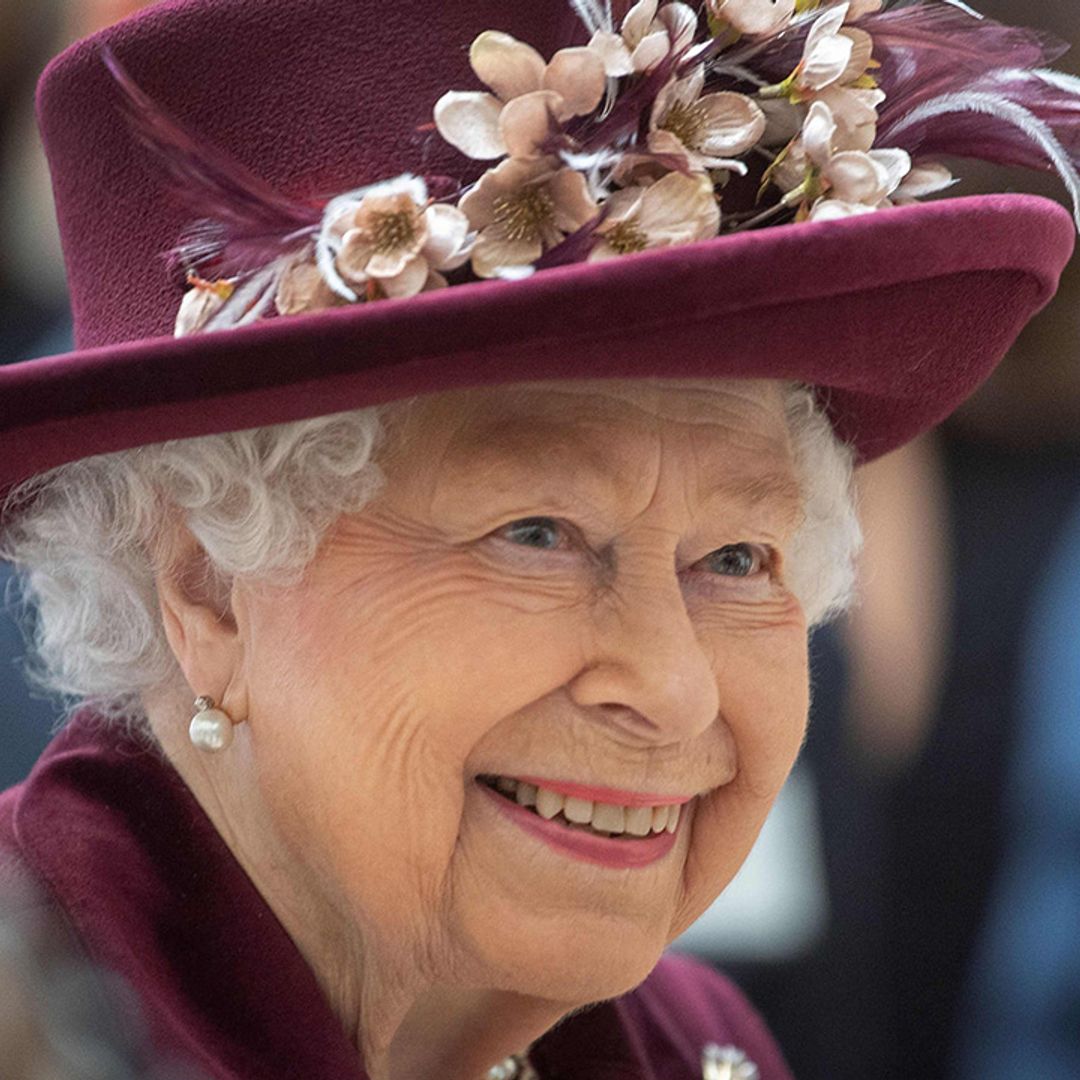 The Queen's mind-blowing desk has the James Bond seal of approval - video