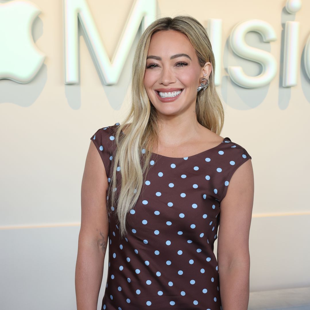 Hilary Duff s'arrête aux Apple Music Studios à Los Angeles pour une reprise en direct de la radio Apple Music le 4 décembre 2025 à Los Angeles, en Californie.