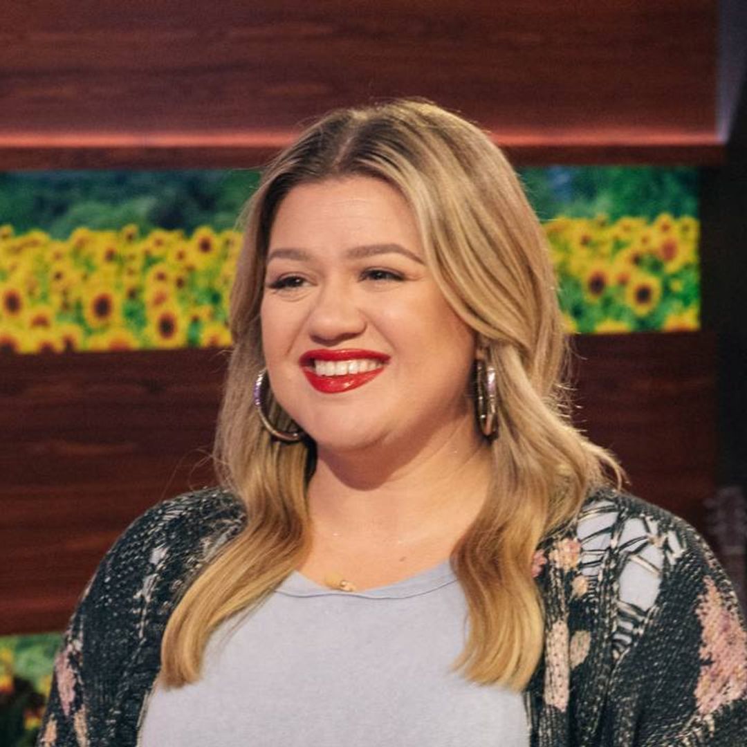 Kelly Clarkson steals the show in form-fitting silk dress during epic performance