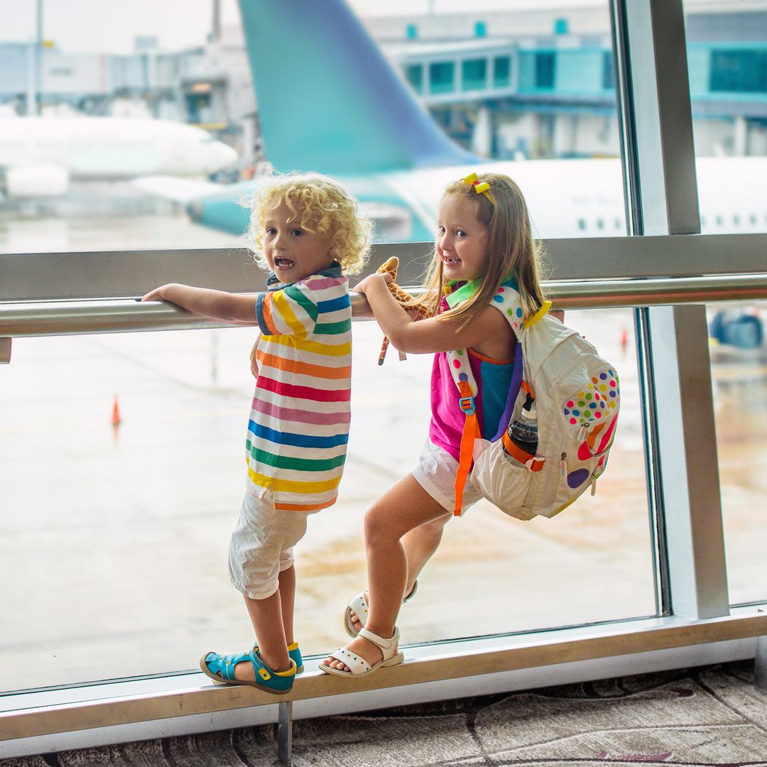 11 screen-free activities to keep kids busy on plane journeys