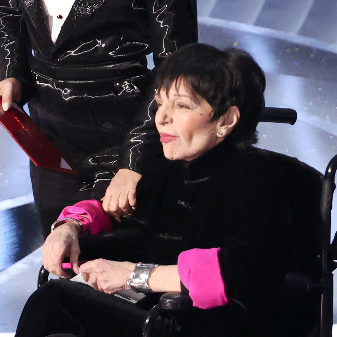 Liza Minnelli, 79, makes rare stage appearance on a velvet throne — watch