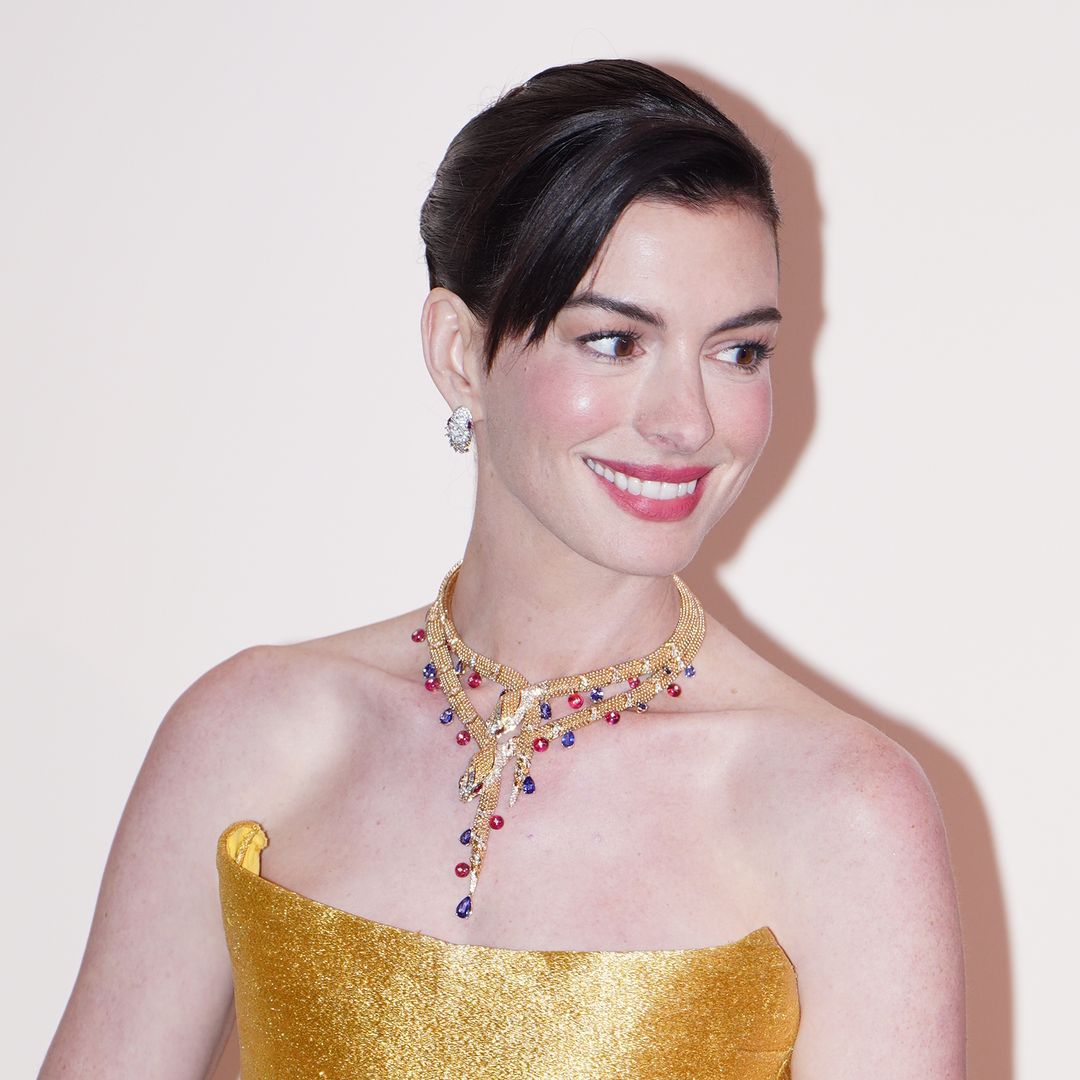 Anne Hathaway looks like a real life Oscar in breathtaking sculpted gown