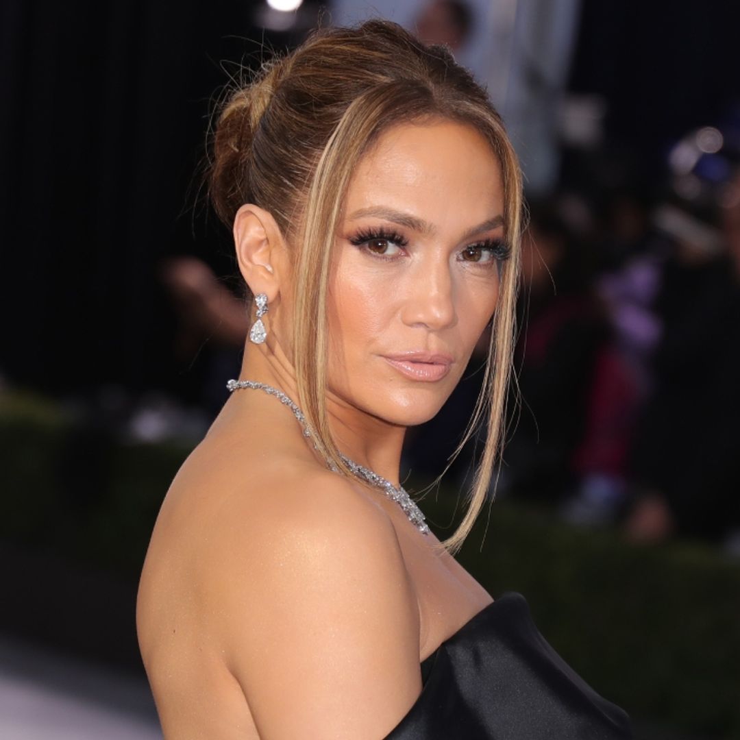 Jennifer Lopez turns heads with natural hair and luscious lips