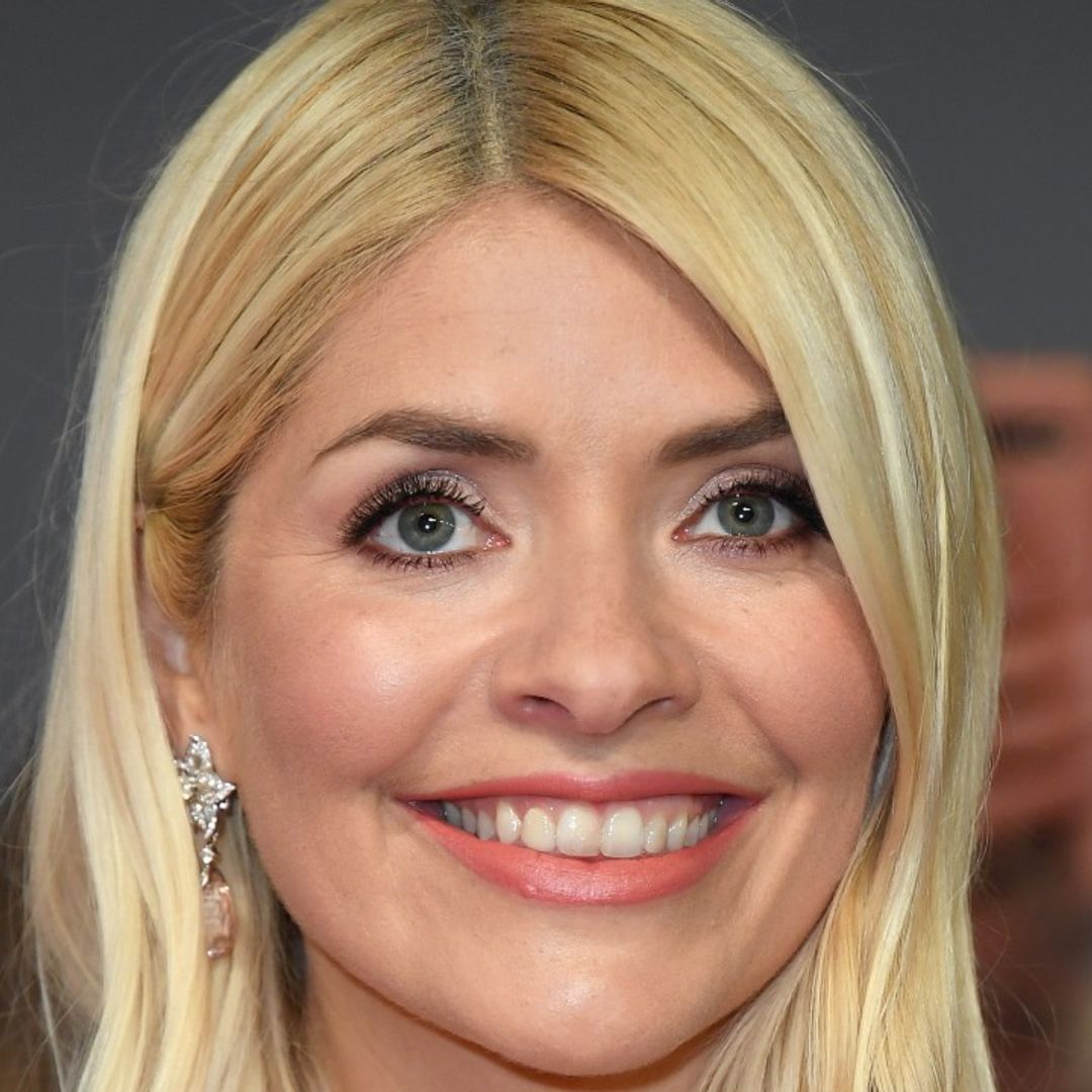 Holly Willoughby's gorgeous leather mini skirt is the ultimate Autumn staple