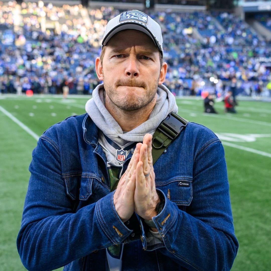 Chris Pratt se tient sur le terrain avant le Super Bowl LX