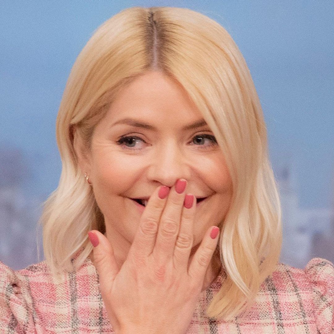 Holly Willoughby stuns in the most sumptuous figure-hugging skirt
