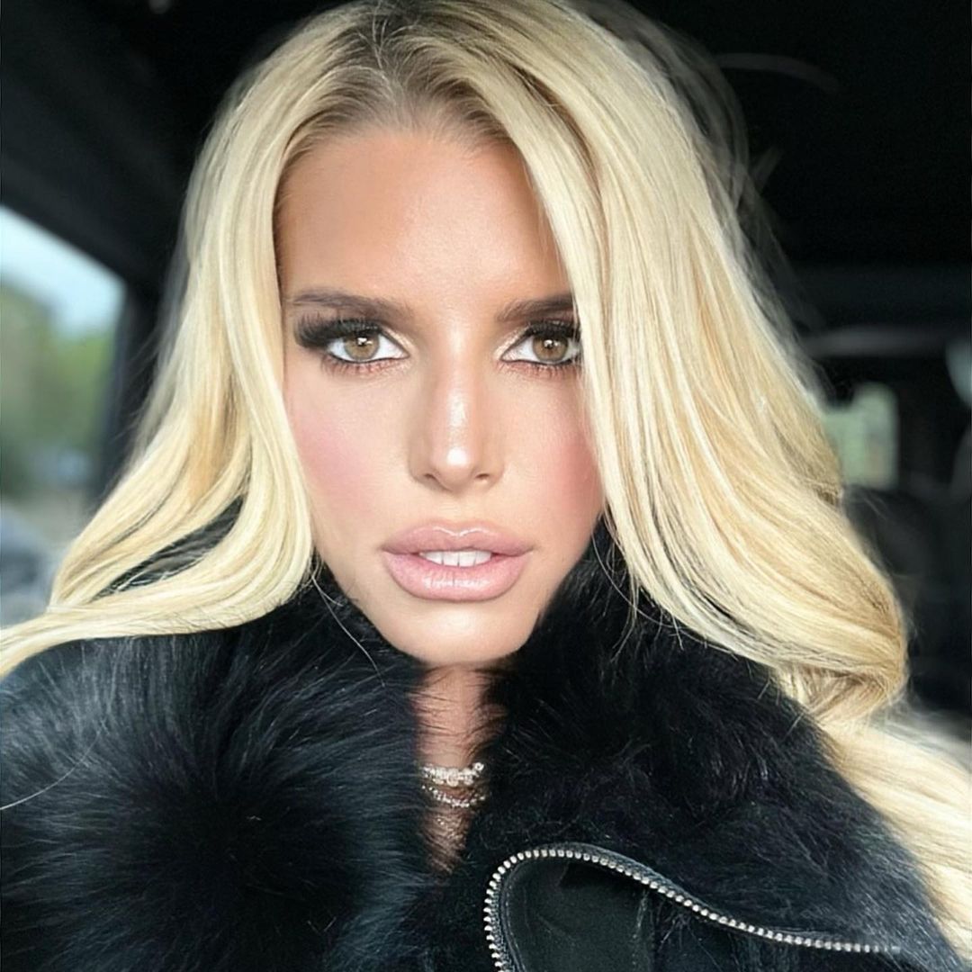 Jessica Simpson highlights her tiny waistline and washboard abs in jaw-dropping outfit as fans weigh in