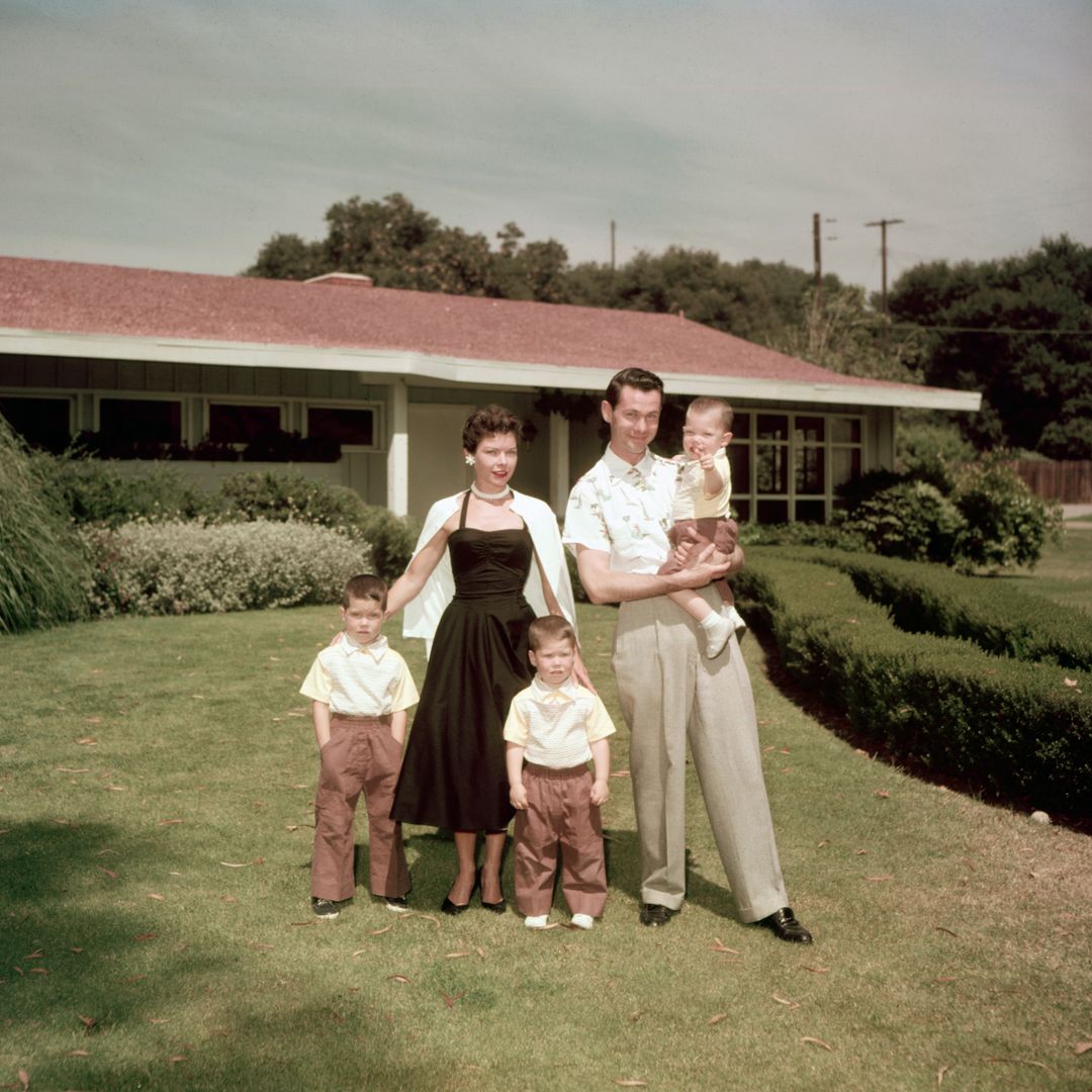 Rencontrez les trois fils de Johnny Carson: à l'intérieur de la vie privée de sa famille maintenant au milieu de la tragédie 1 L'animatrice de télévision américaine et comédien Johnny Carson (1925 - 2005) avec sa première épouse Jody Wolcott et leurs fils (de gauche à droite) Christopher, Richard (1952 - 1991) et Cory à leur domicile à Encino, en Californie, vers 1955.