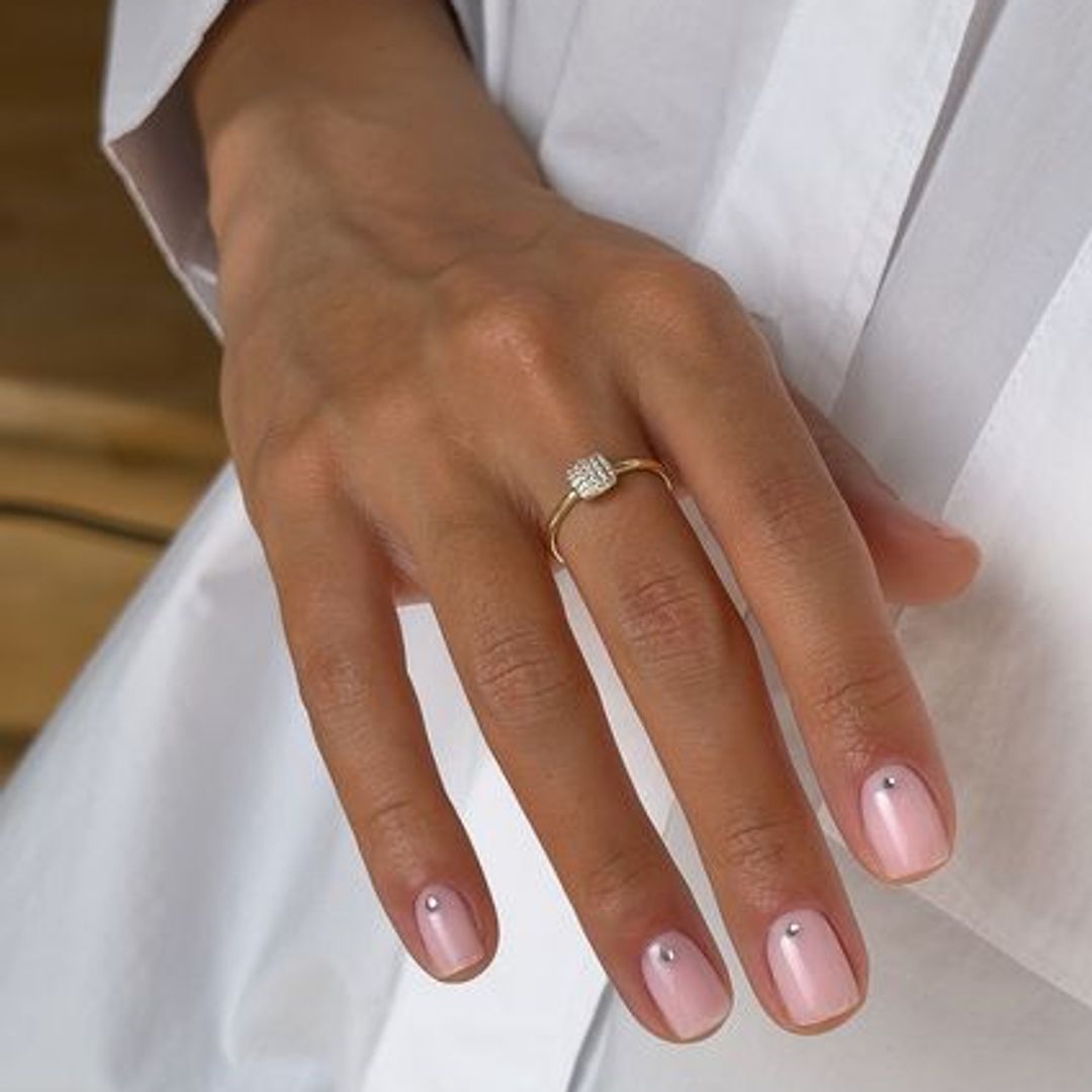 9 unique autumn manicures for brides: From diamond nail art to dark hues