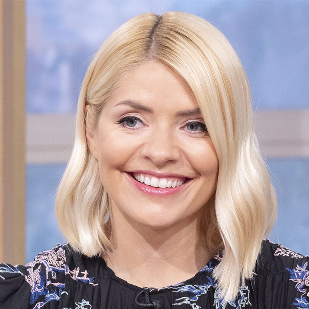 Holly Willoughby returns to This Morning in a gorgeous collared mini dress