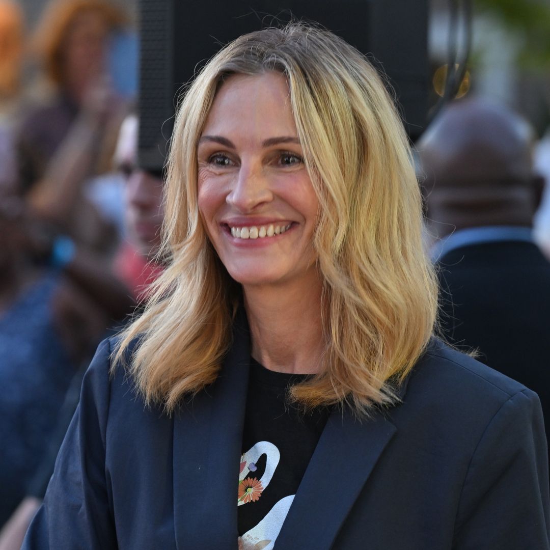 Julia Roberts mimics Pamela Anderson with rare makeup-free appearance