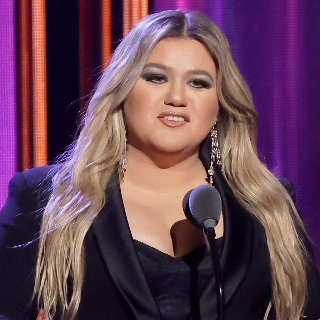 Kelly Clarkson looks so different with makeup-free appearance as she opens up to fans