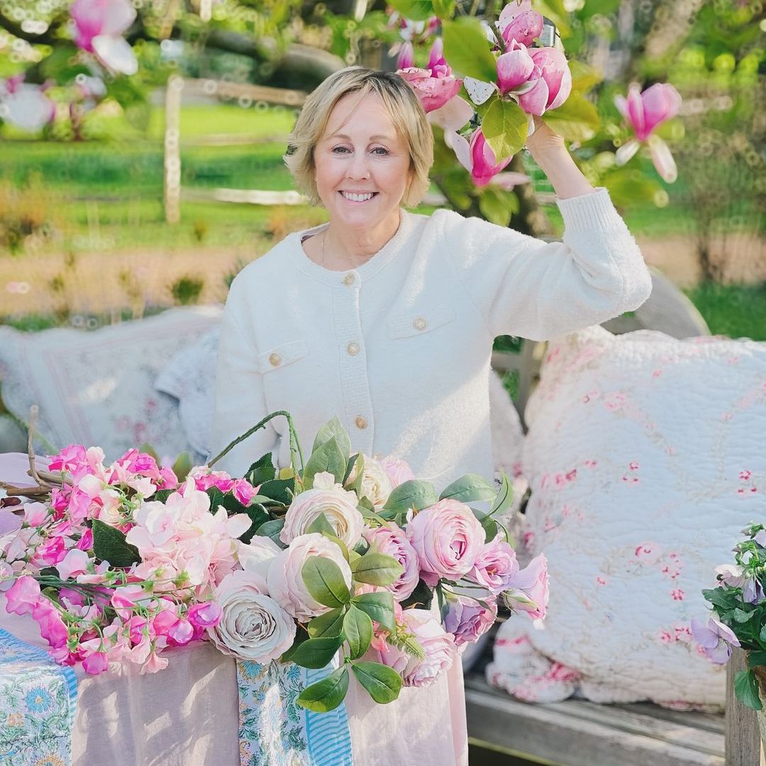 Shirlie Kemp is a summer vision in new photo from fairytale garden