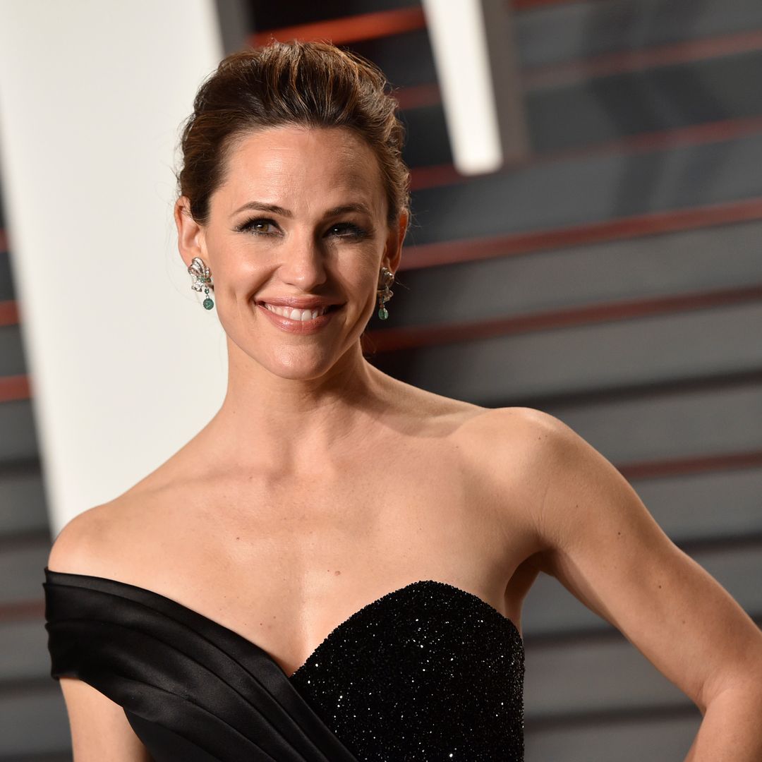 Jennifer Garner shares throwback swimsuit photo with lookalike sister as a birthday surprise