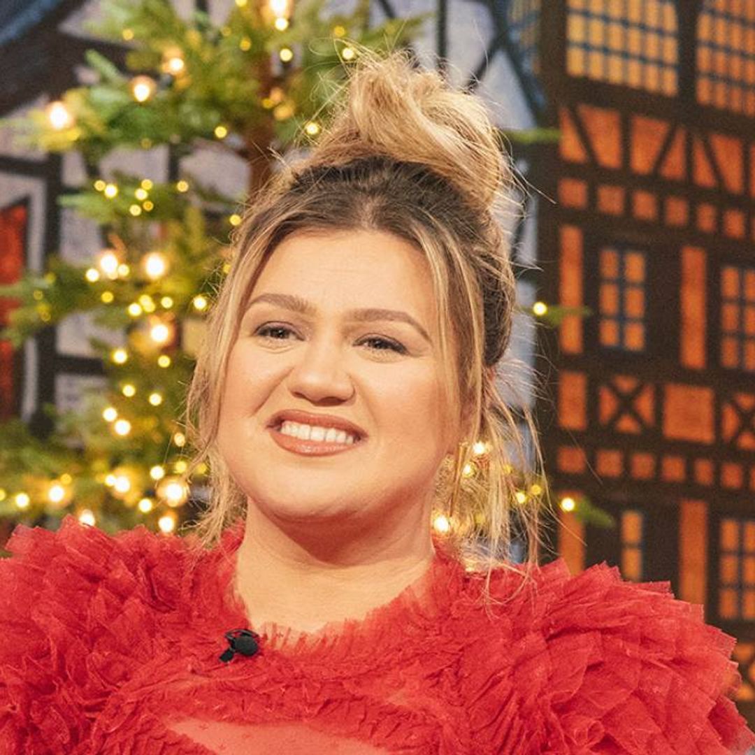 Kelly Clarkson leaves fans in awe as she dons lace dress for 'extra special' performance