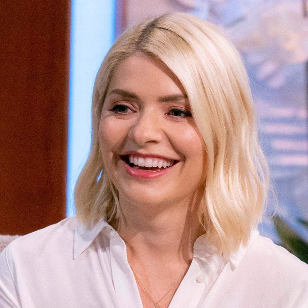 Holly Willoughby shows off incredibly flexible yoga move!