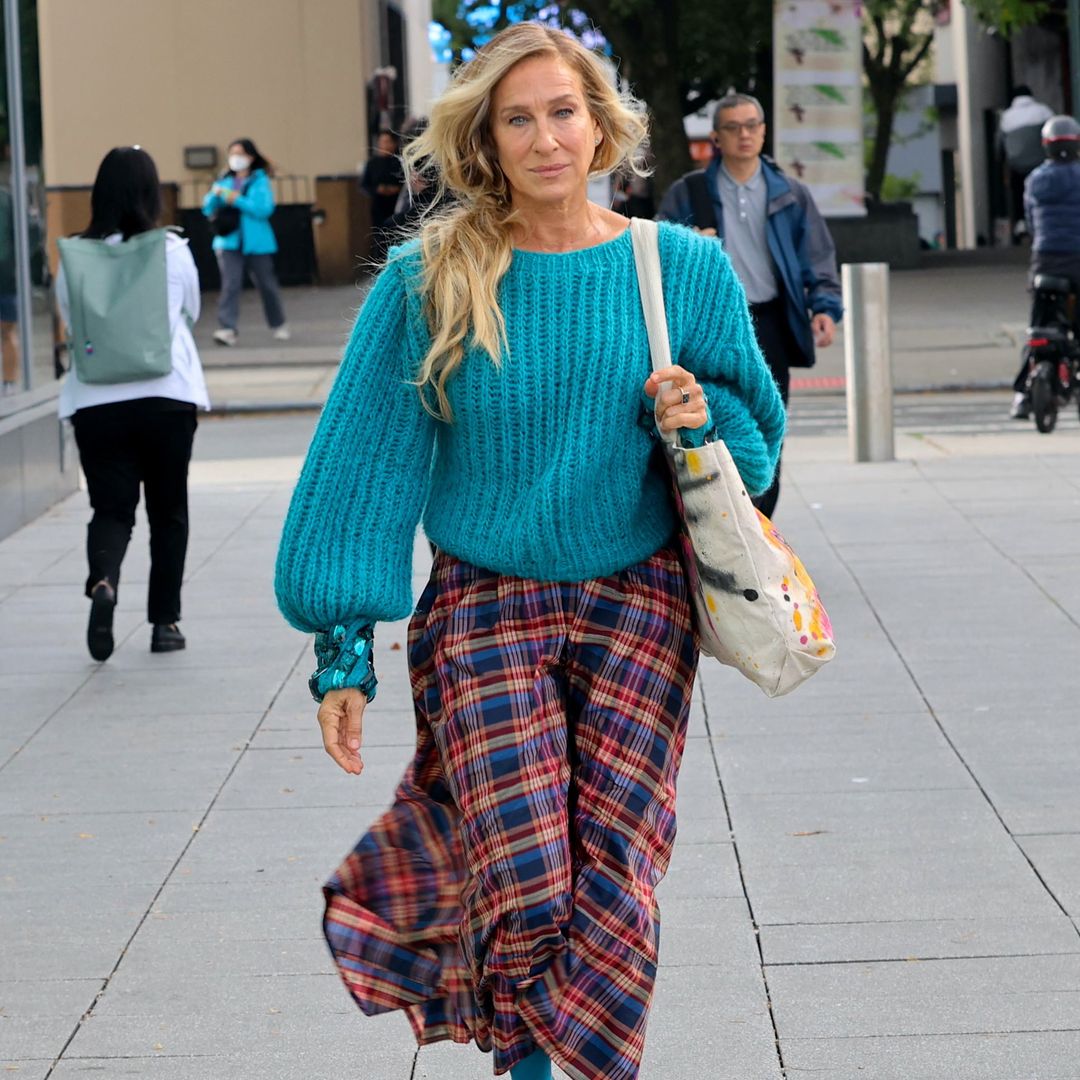 Sarah Jessica Parker's blue tights are the chaotic staple we needed