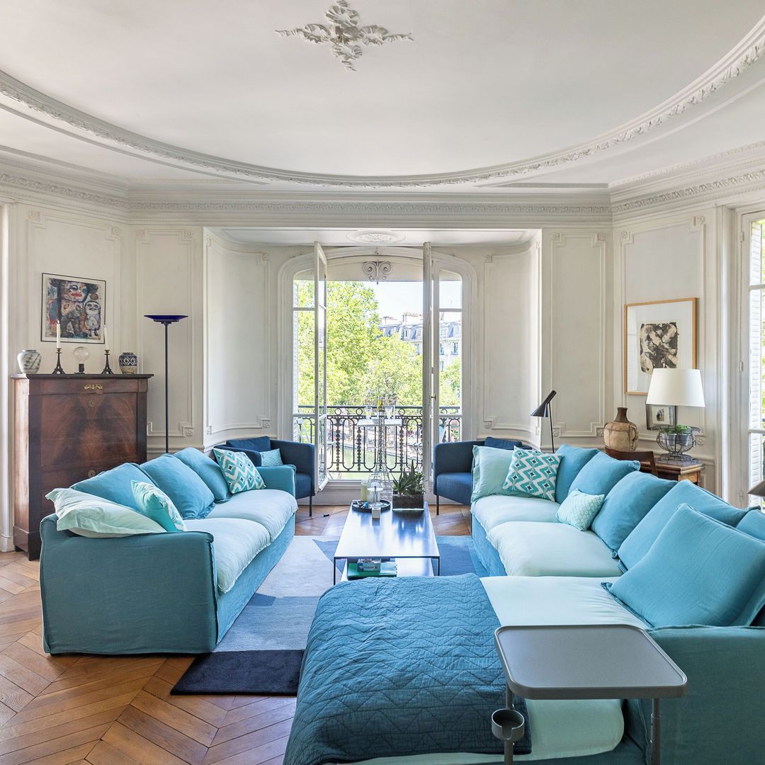 interior shot of living room in Vrbo rental home