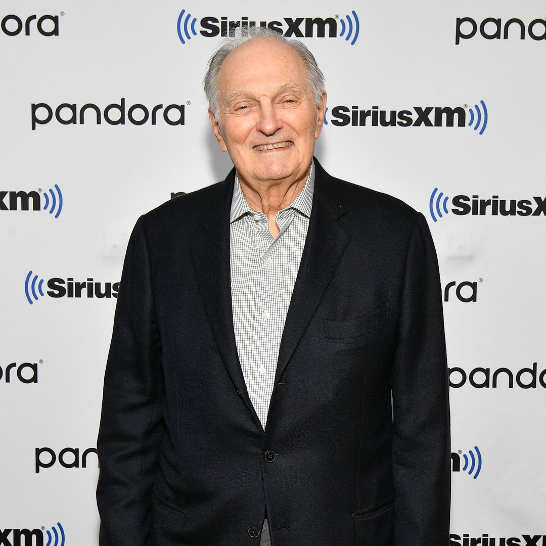 Michael J. Fox, Ozzy Osbourne et plus de célébrités qui sont devenues publiques avec la maladie de Parkinson 3 Alan Alda visite les studios SiriusXM le 20 novembre 2019 à New York.