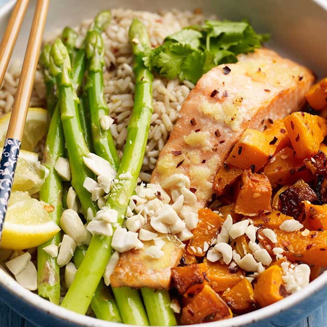 Want a low-calorie recipe that keeps you full? Try this healthy salmon and asparagus rice bowl