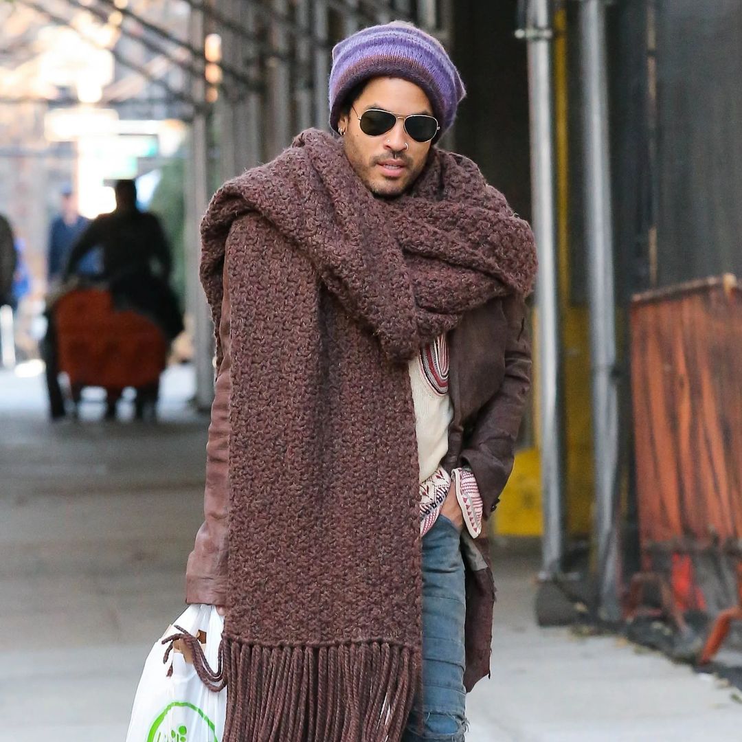 Lenny Kravitz recreates his iconic XL scarf moment