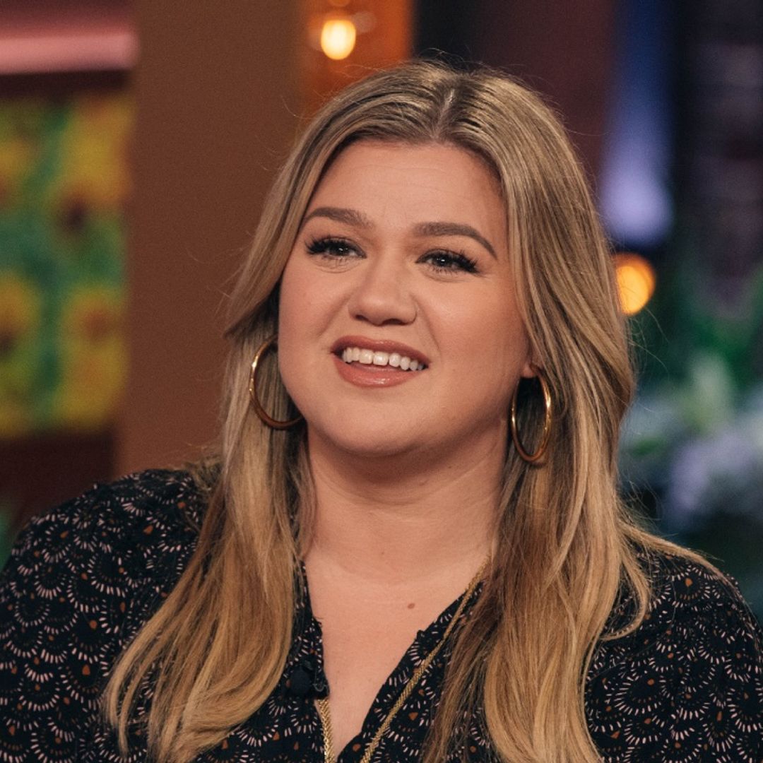 Kelly Clarkson dons figure-hugging dress as she makes unsettling confession about her kids: 'This was a bad idea'