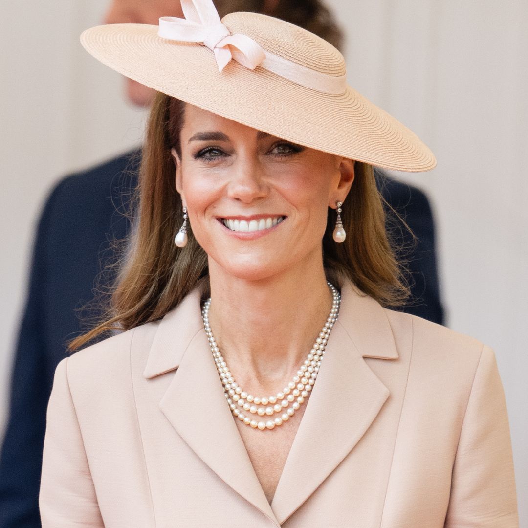The Princess of Wales performs the perfect curtsey 3 times