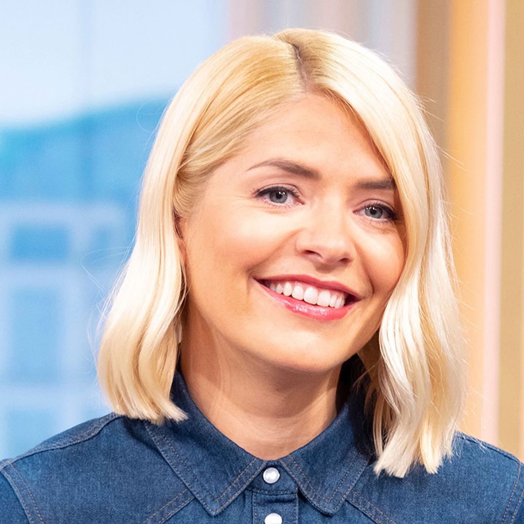 Holly Willoughby has a Marilyn Monroe moment in green mini dress