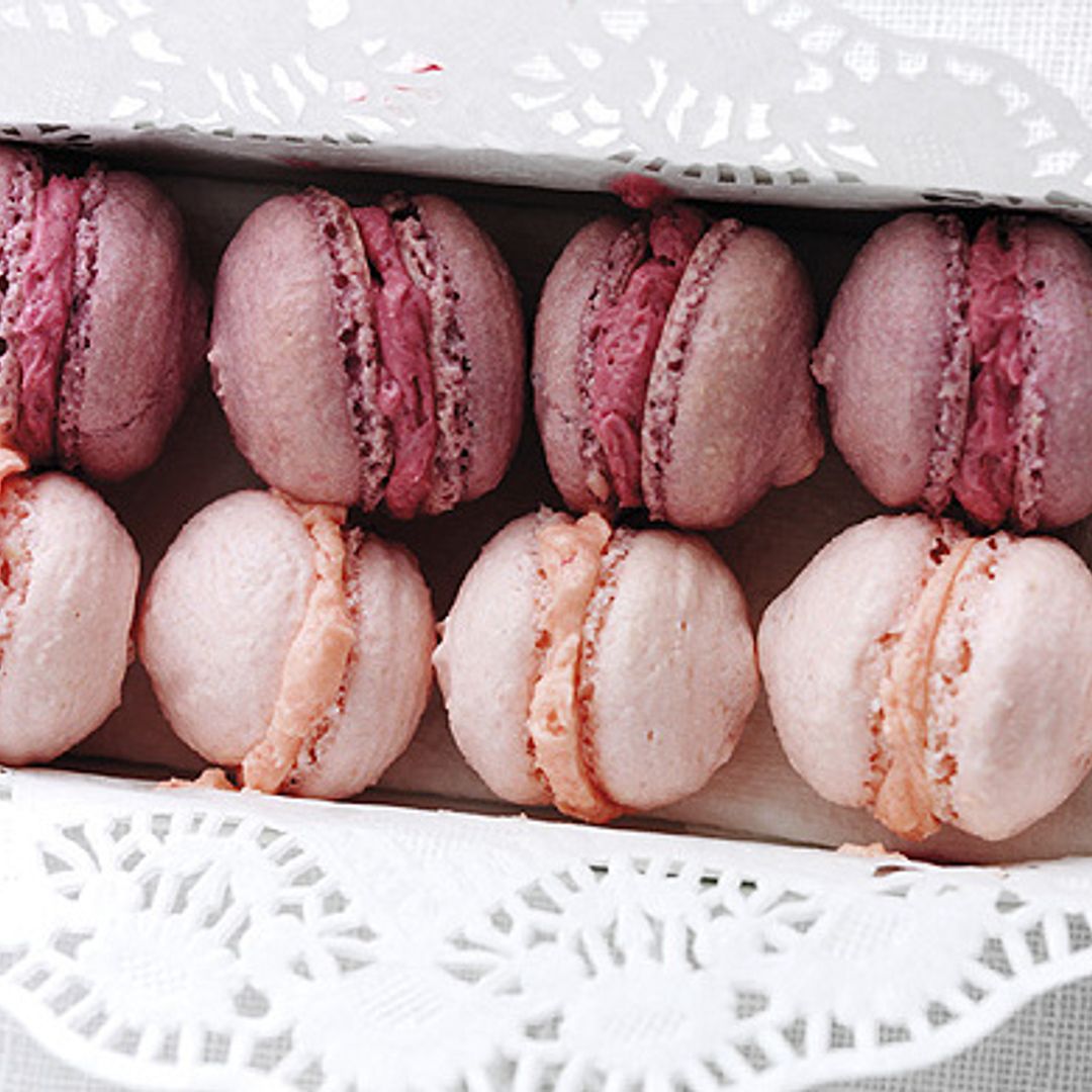 Blackberry or strawberry macaroons