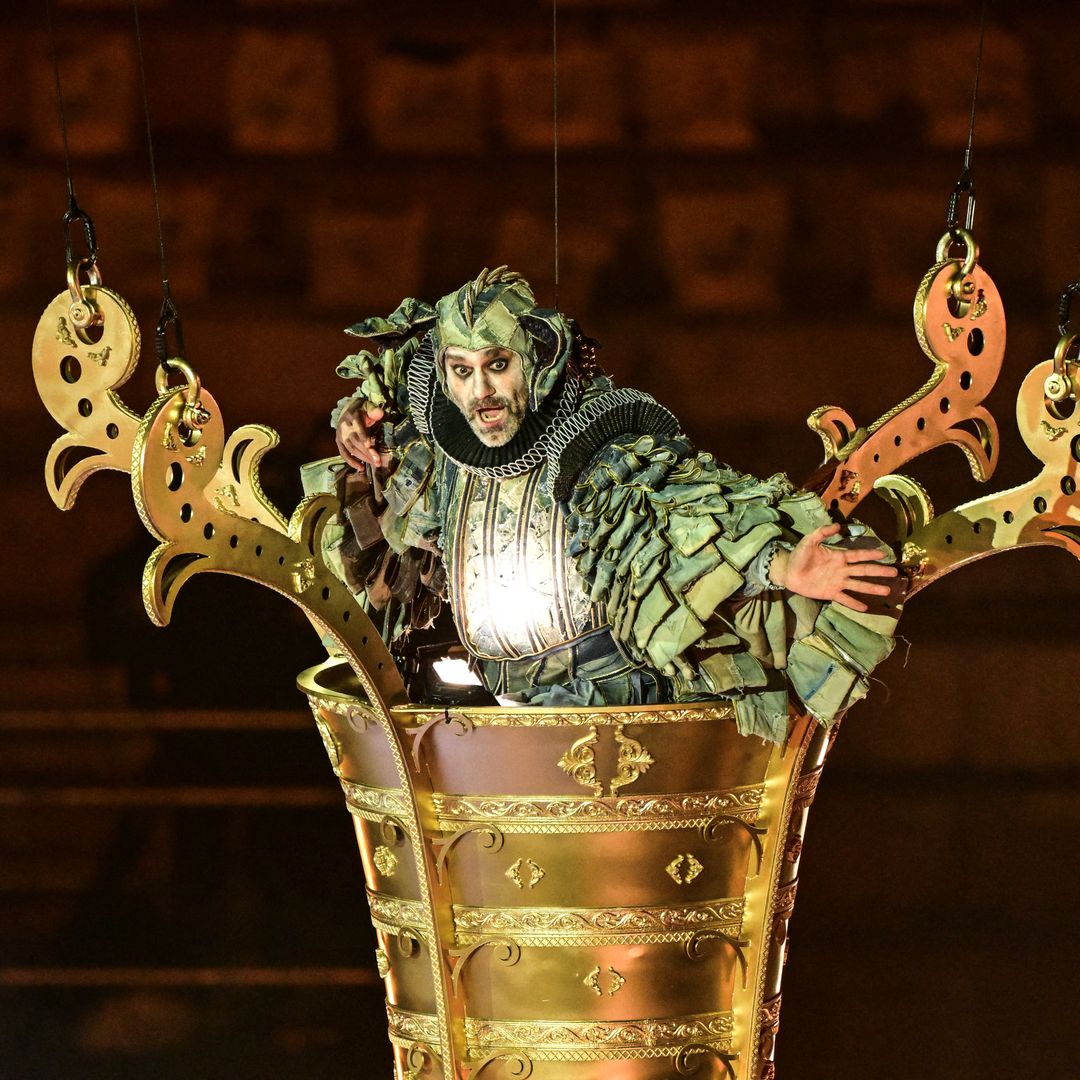 Un artiste se produit lors de la cérémonie de clôture des Jeux Olympiques d'hiver de Milan Cortina 2026 aux arènes de Vérone, dans le nord de l'Italie, le 22 février 2026.