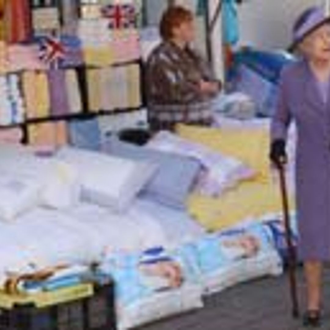 THE QUEEN GOES BARGAIN-HUNTING IN ROMFORD MARKET