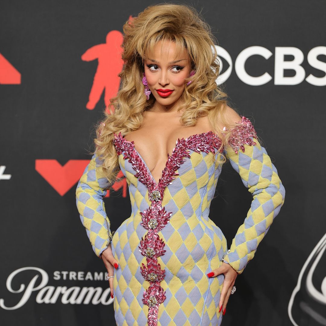 doja cat on the vma red carpet with blonde curly hair