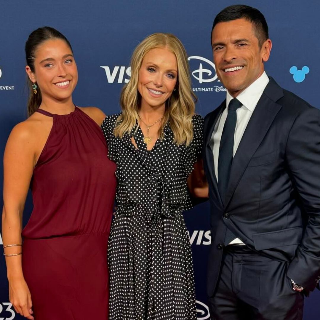 Kelly Ripa and daughter twin in matching swimsuits for beach photo