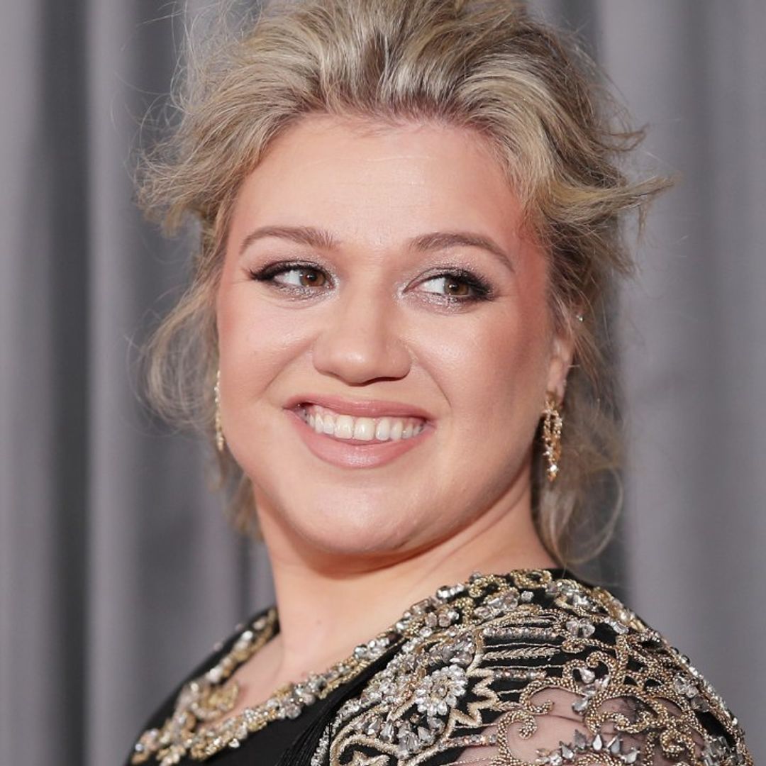 Kelly Clarkson causes commotion with bedroom photo as fans are saying the same thing