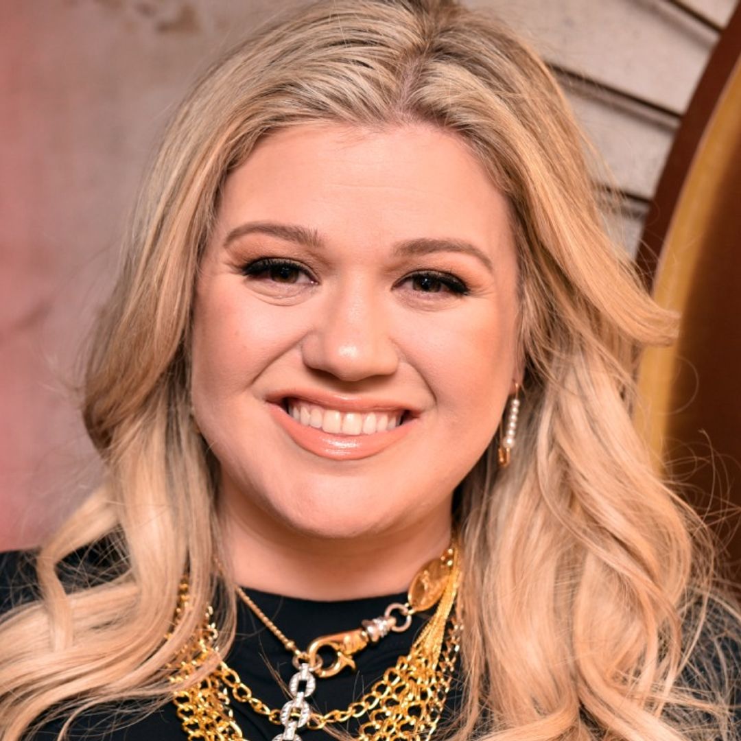 Kelly Clarkson brings summer sunshine to The Voice finale with bold outfit
