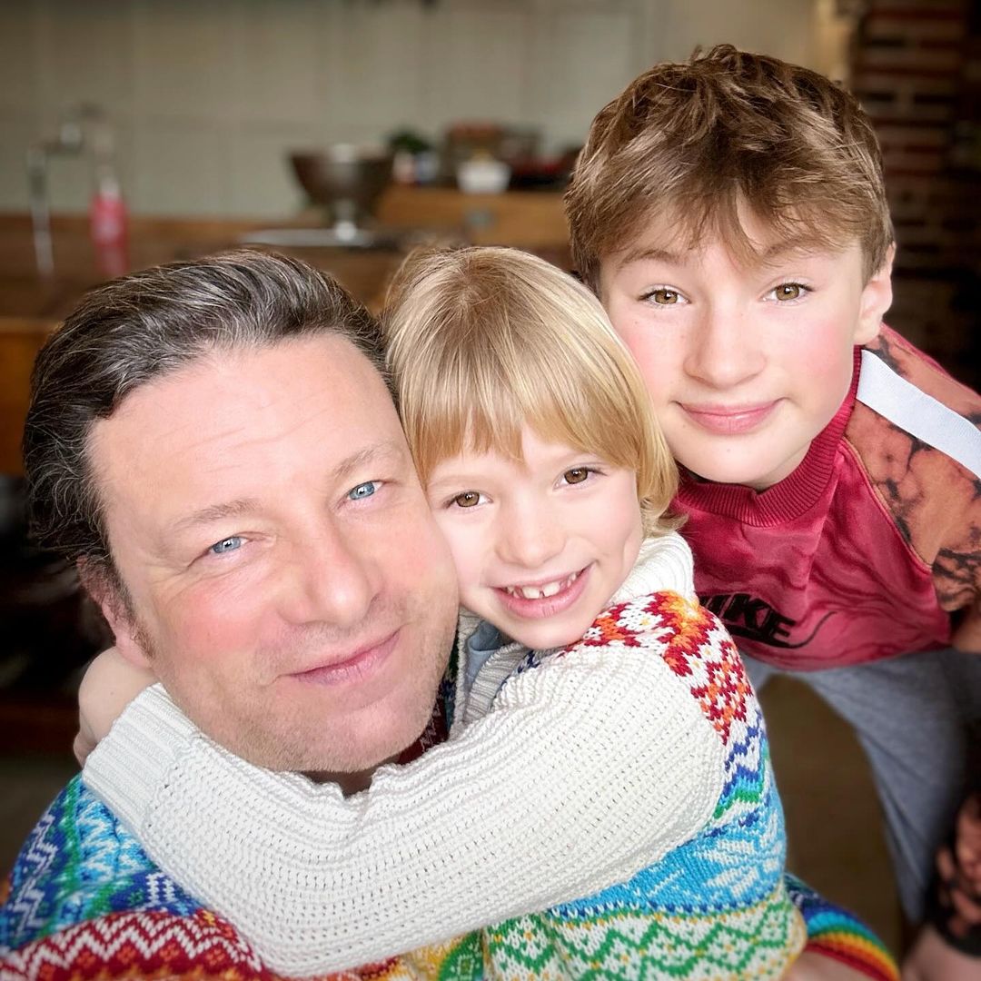 Jamie Oliver offers unseen peek at courtyard at sprawling £6m family home