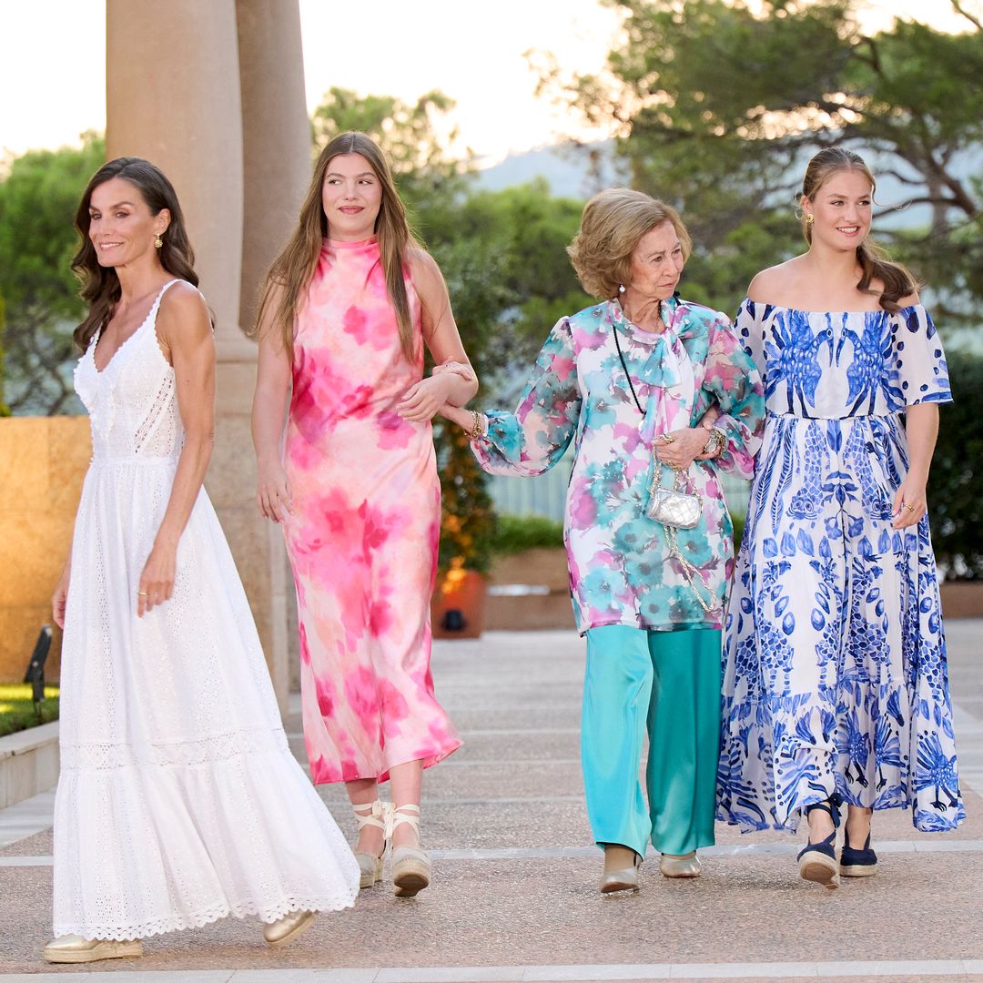 Incredible moment Queen Letizia and daughters use sign language 