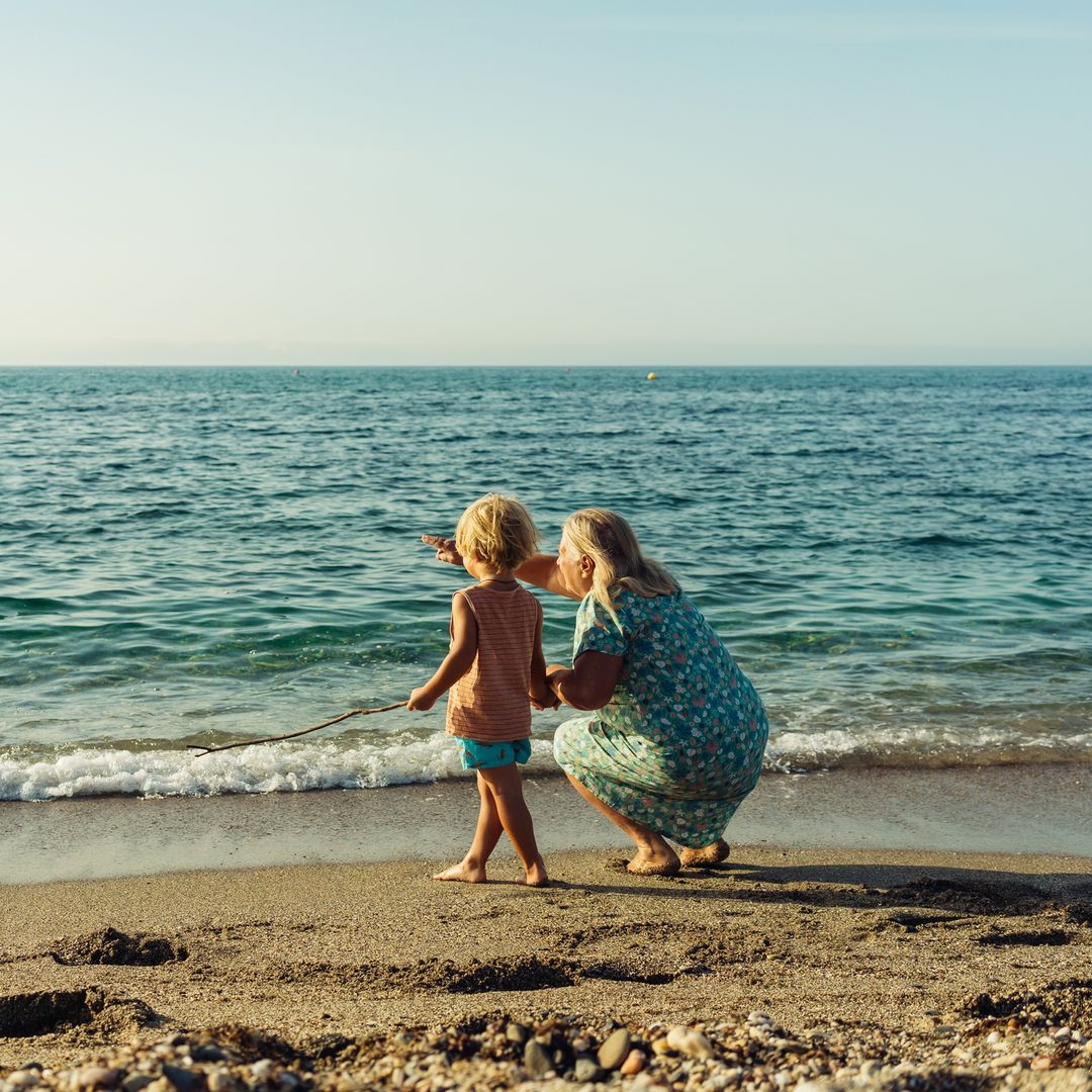 First aid trainers warn UK beachgoers about hidden fish