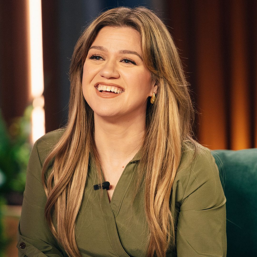 Kelly Clarkson flashes tattoo in waist-cinching dress — and her shoes are wild