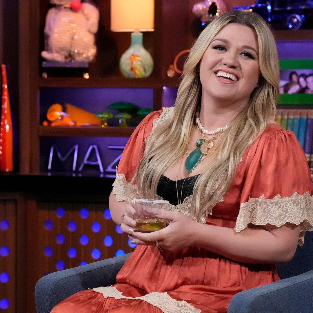 Kelly Clarkson shocks fans with incredible new 'revenge' look as she moves to NYC