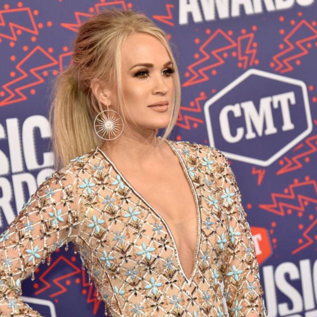 Carrie Underwood Flaunts Muscular Thighs In Tight Spandex Leggings