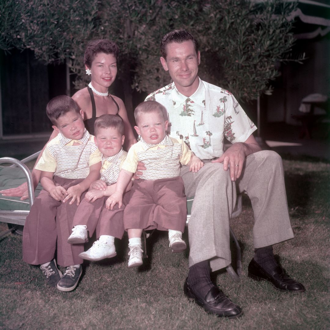 Rencontrez les trois fils de Johnny Carson: à l'intérieur de la vie privée de sa famille maintenant au milieu de la tragédie 2 Vers 1955: le comédien américain et animateur de télévision Johnny Carson et son épouse, Jody Wolcott, posent avec leurs trois fils, Christopher (Kit), Richard et Cory, dans la cour arrière de leur nouvelle maison à Encino, en Californie,