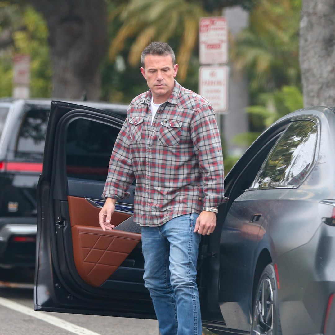 Ben Affleck without wedding ring as he enjoys lunch date with daughter Violet amid divorce reports
