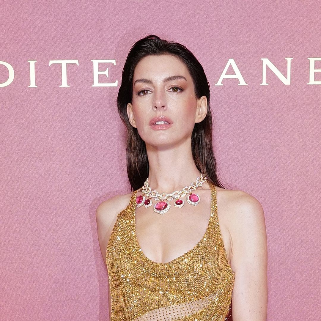 Anne Hathaway displays phenomenal physique in figure-hugging dress with a twist