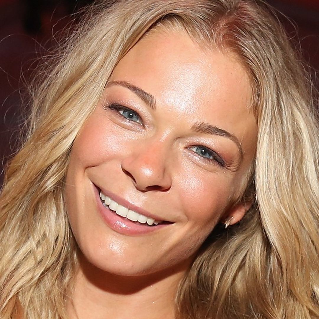 LeAnn Rimes performs 'beautiful' acoustic music in swimming pool