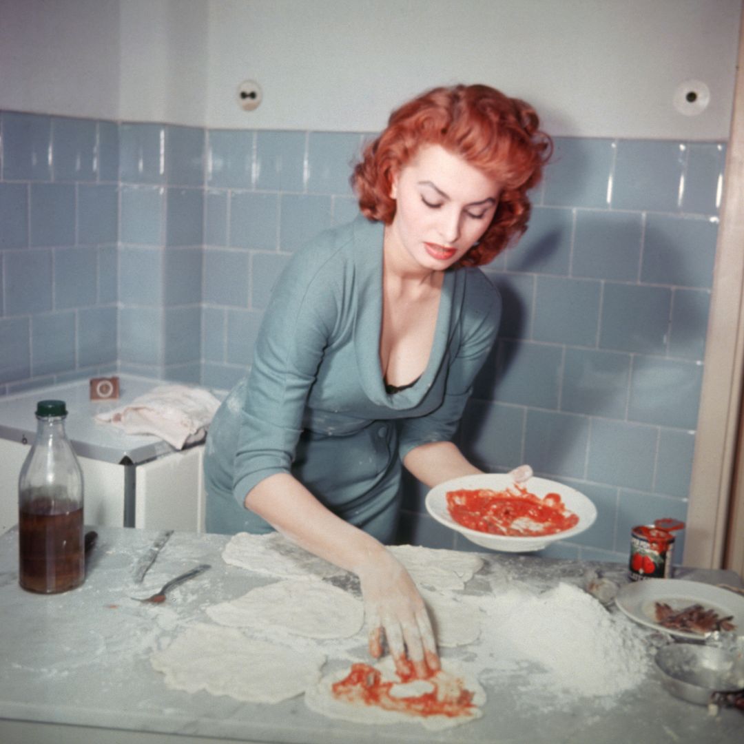 Sophia Loren making pizza