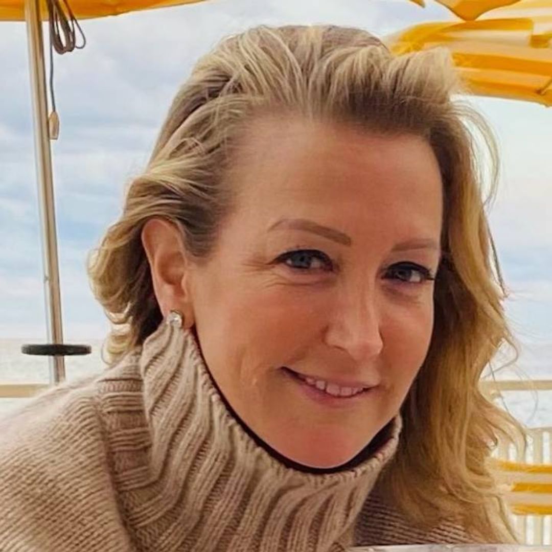 Lara Spencer poses with her lookalike sisters for family photo during time away from GMA