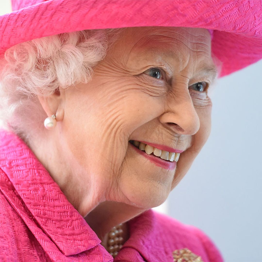 You won't BELIEVE how the Queen picks out her outfits